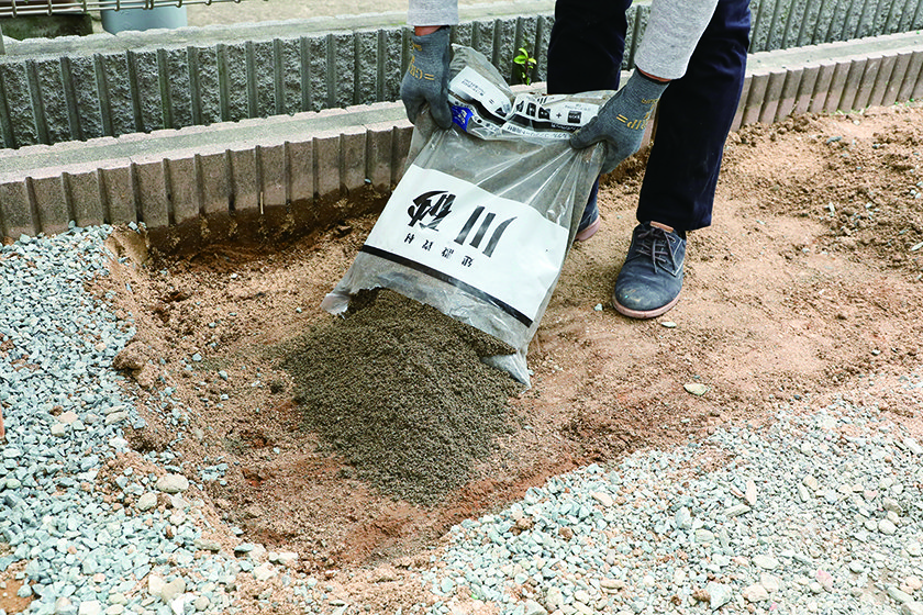 枕木特有の風合いがどんなスタイルにもマッチ　枕木アプローチ