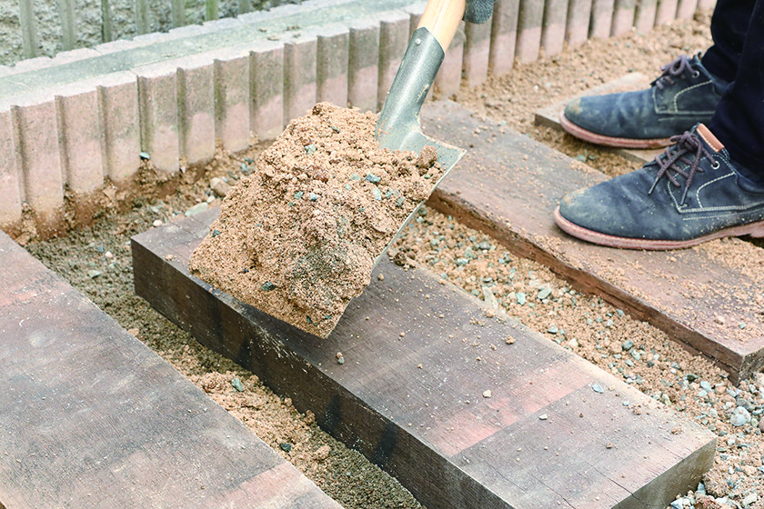 枕木特有の風合いがどんなスタイルにもマッチ　枕木アプローチ