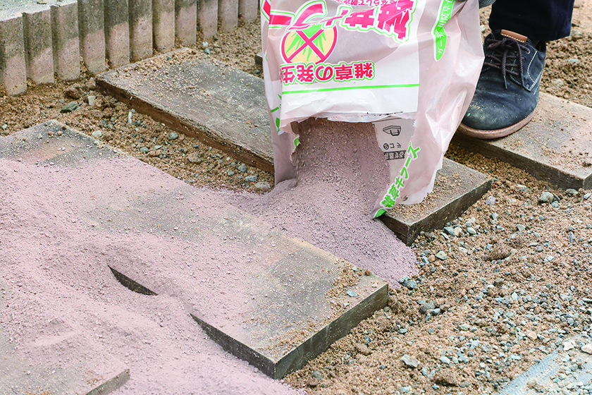 枕木特有の風合いがどんなスタイルにもマッチ　枕木アプローチ