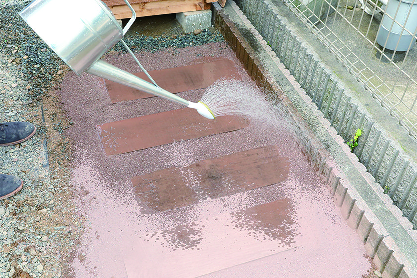 枕木特有の風合いがどんなスタイルにもマッチ　枕木アプローチ