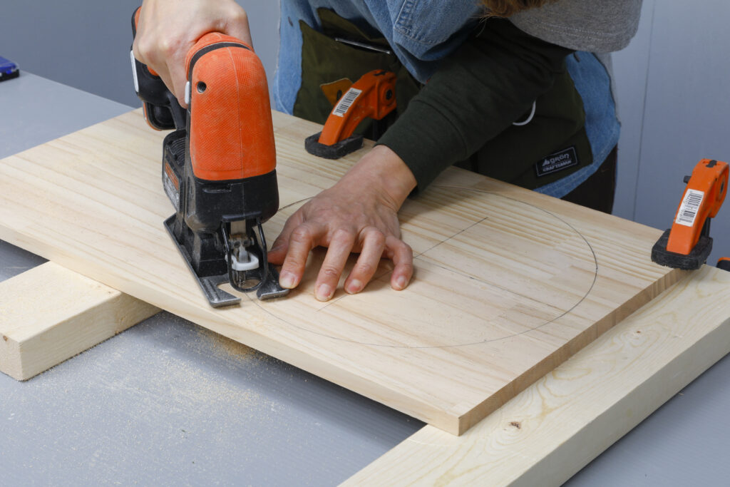 チャーミングな一脚 ボタン椅子