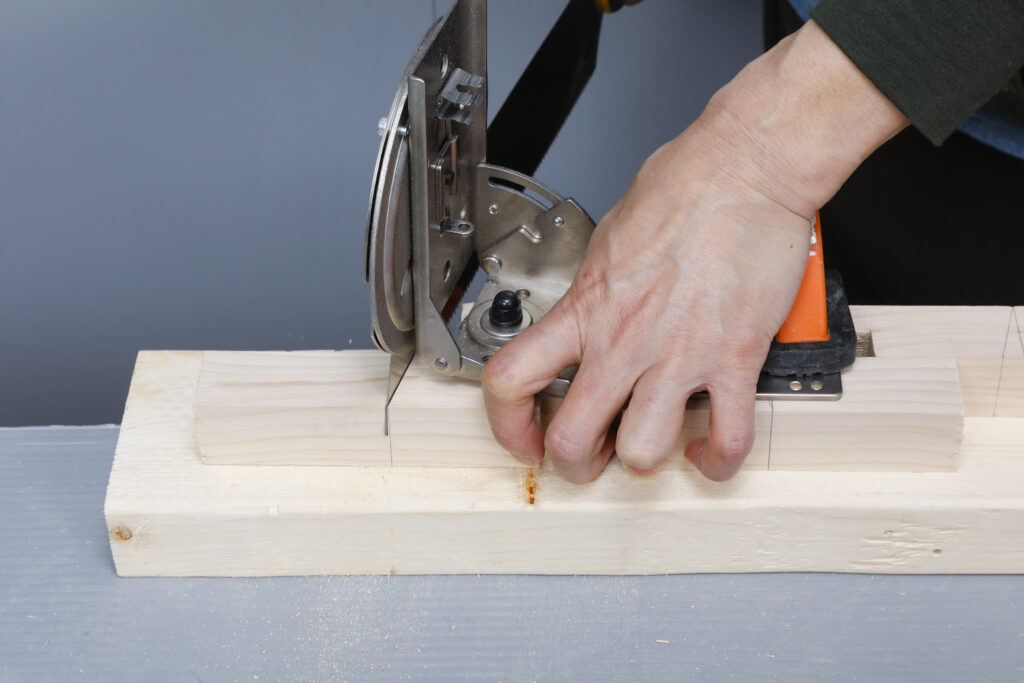 チャーミングな一脚 ボタン椅子