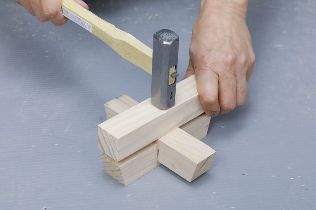 チャーミングな一脚 ボタン椅子