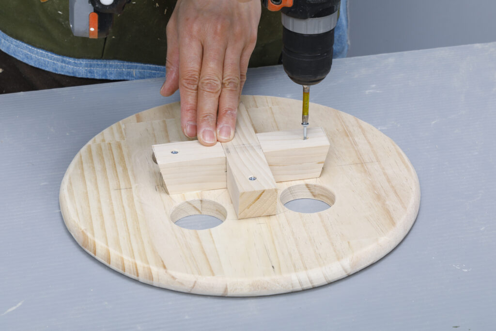 チャーミングな一脚 ボタン椅子