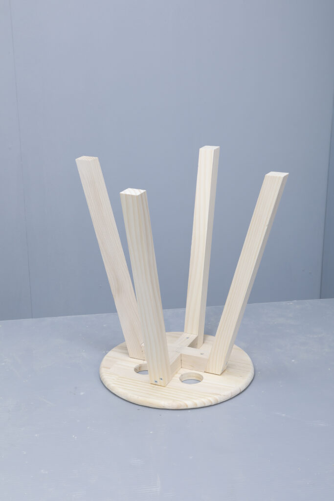 チャーミングな一脚 ボタン椅子