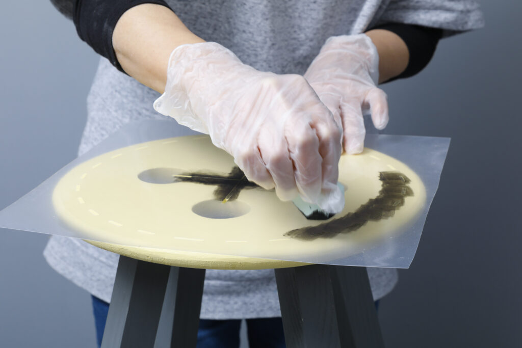 チャーミングな一脚 ボタン椅子