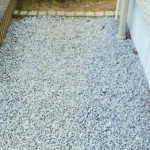 敷地内に侵入する不審者対策に有効な防犯砂利