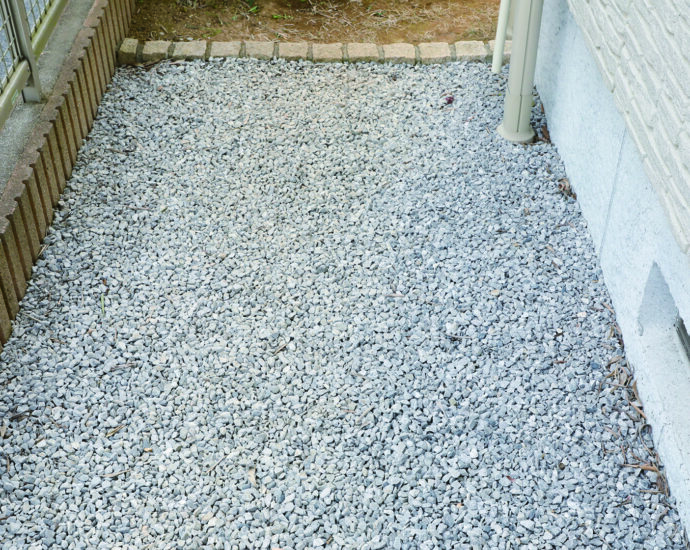 敷地内に侵入する不審者対策に有効な防犯砂利