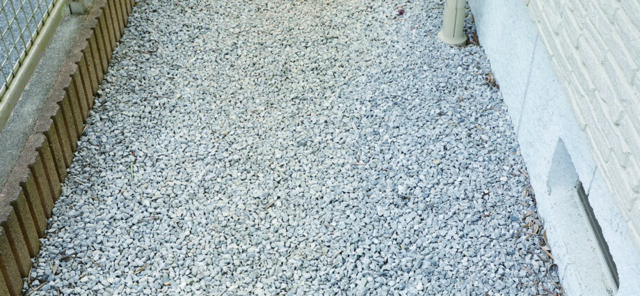 敷地内に侵入する不審者対策に有効な防犯砂利