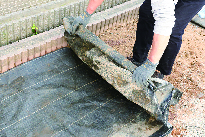 敷地内に侵入する不審者対策に有効な防犯砂利