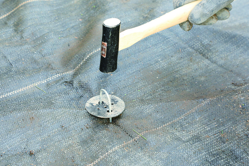 敷地内に侵入する不審者対策に有効な防犯砂利