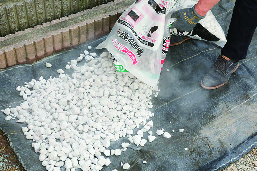 敷地内に侵入する不審者対策に有効な防犯砂利