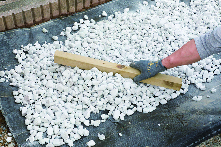敷地内に侵入する不審者対策に有効な防犯砂利