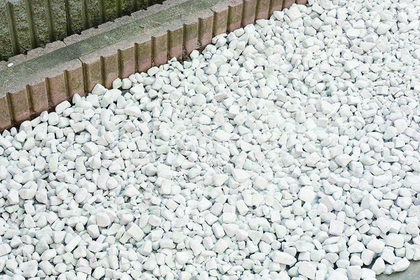 敷地内に侵入する不審者対策に有効な防犯砂利