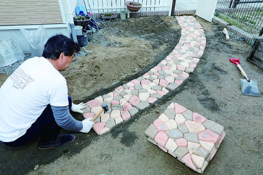 おしゃれな小道に様変わり ジョイントレンガアプローチ