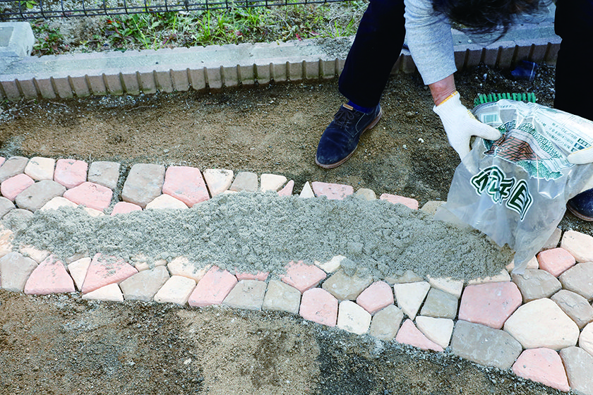 おしゃれな小道に様変わり ジョイントレンガアプローチ