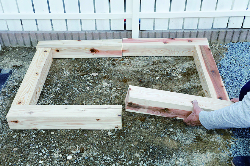 木の温もりが草花の美しさを引き立てる　ウッド花壇