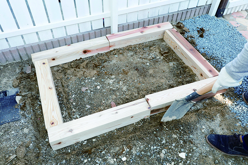 木の温もりが草花の美しさを引き立てる　ウッド花壇