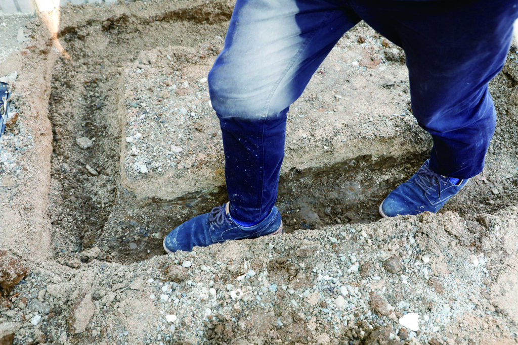 木の温もりが草花の美しさを引き立てる　ウッド花壇