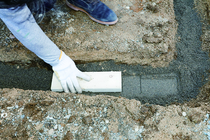 木の温もりが草花の美しさを引き立てる　ウッド花壇