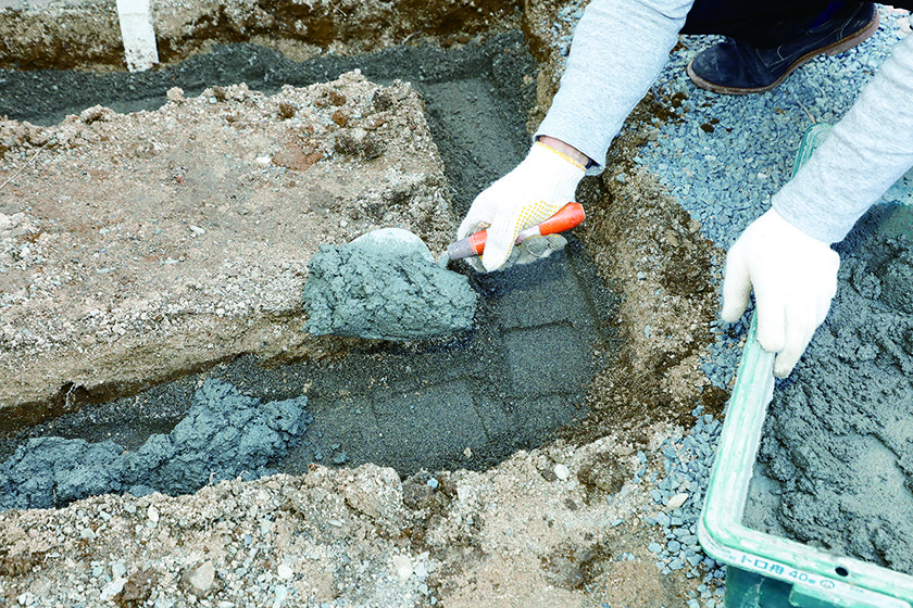 木の温もりが草花の美しさを引き立てる　ウッド花壇