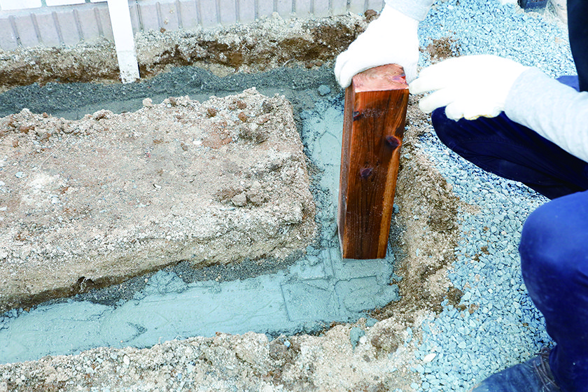 木の温もりが草花の美しさを引き立てる　ウッド花壇