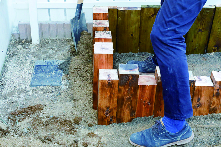 木の温もりが草花の美しさを引き立てる　ウッド花壇