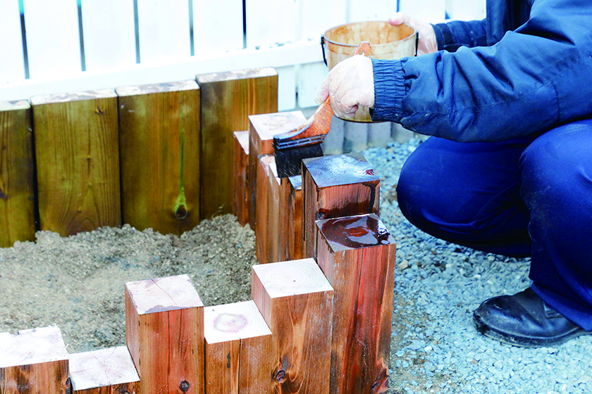 木の温もりが草花の美しさを引き立てる　ウッド花壇