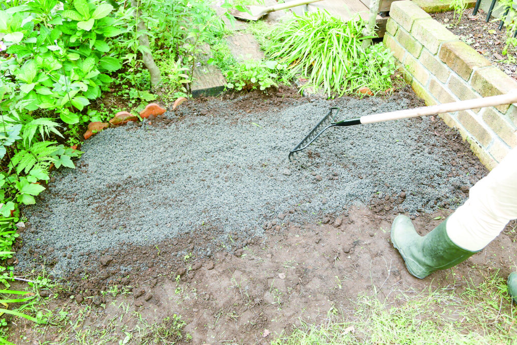 見た目に美しく花壇の花とも相性抜群　芝の張り方