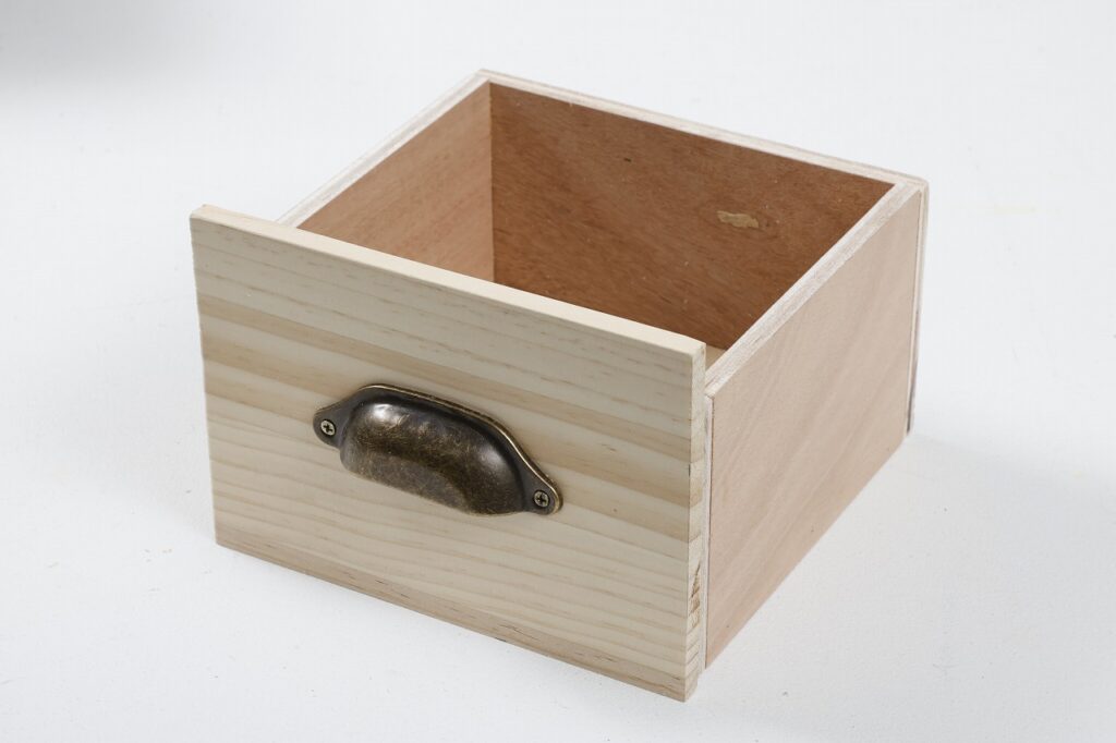 桐衣装箱を引き出し収納にリモデル