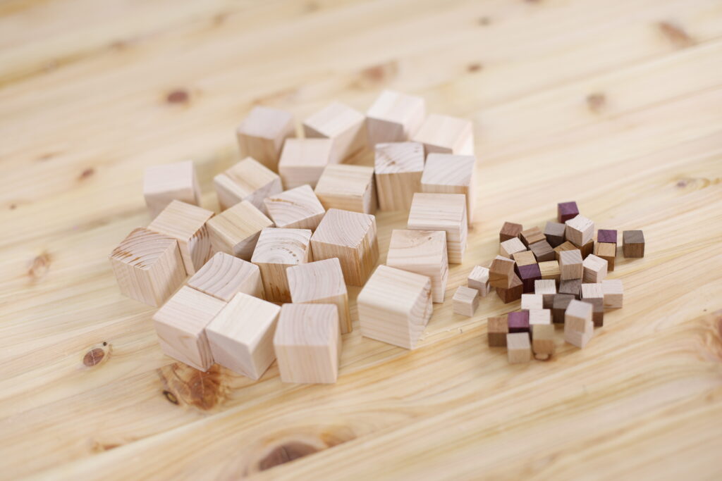 大小のブロックを組み合わせる　ウッドブロックランプ