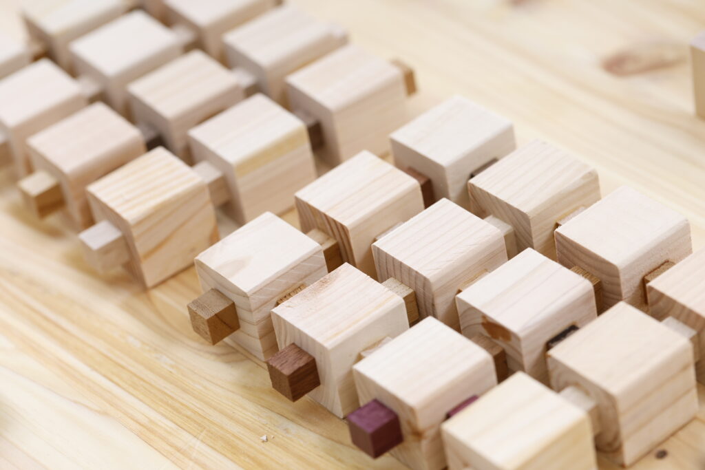 大小のブロックを組み合わせる　ウッドブロックランプ