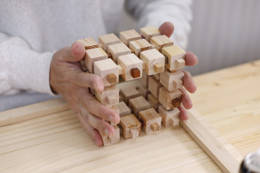 大小のブロックを組み合わせる　ウッドブロックランプ