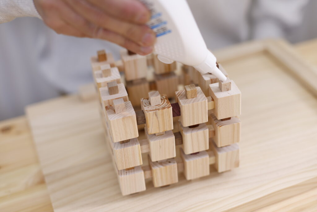 大小のブロックを組み合わせる　ウッドブロックランプ