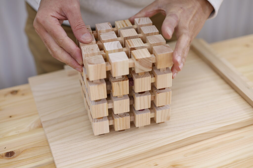 大小のブロックを組み合わせる　ウッドブロックランプ