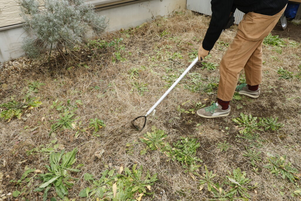 庭に人工芝を敷く