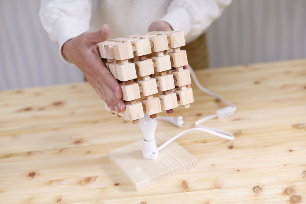 大小のブロックを組み合わせる　ウッドブロックランプ