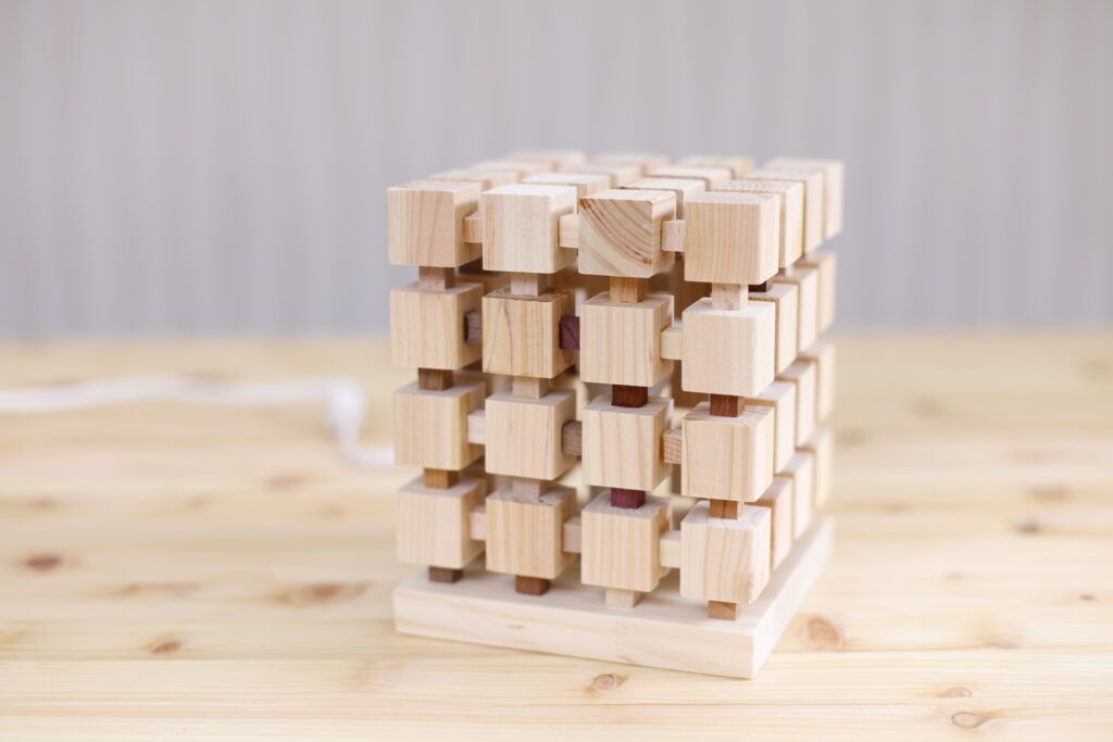 大小のブロックを組み合わせる　ウッドブロックランプ