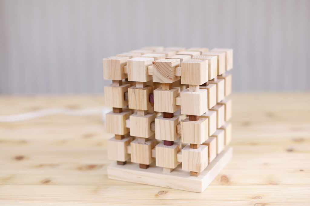 大小のブロックを組み合わせる　ウッドブロックランプ