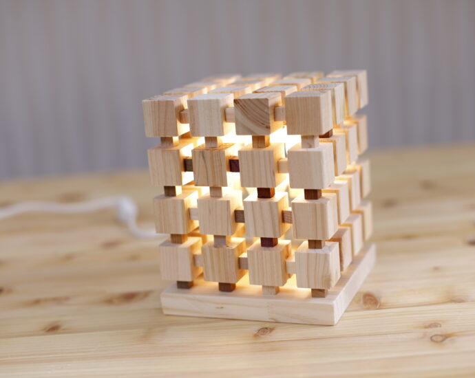 大小のブロックを組み合わせる　ウッドブロックランプ