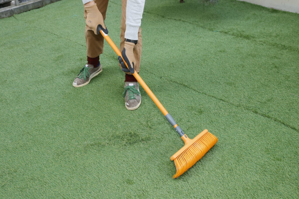庭に人工芝を敷く