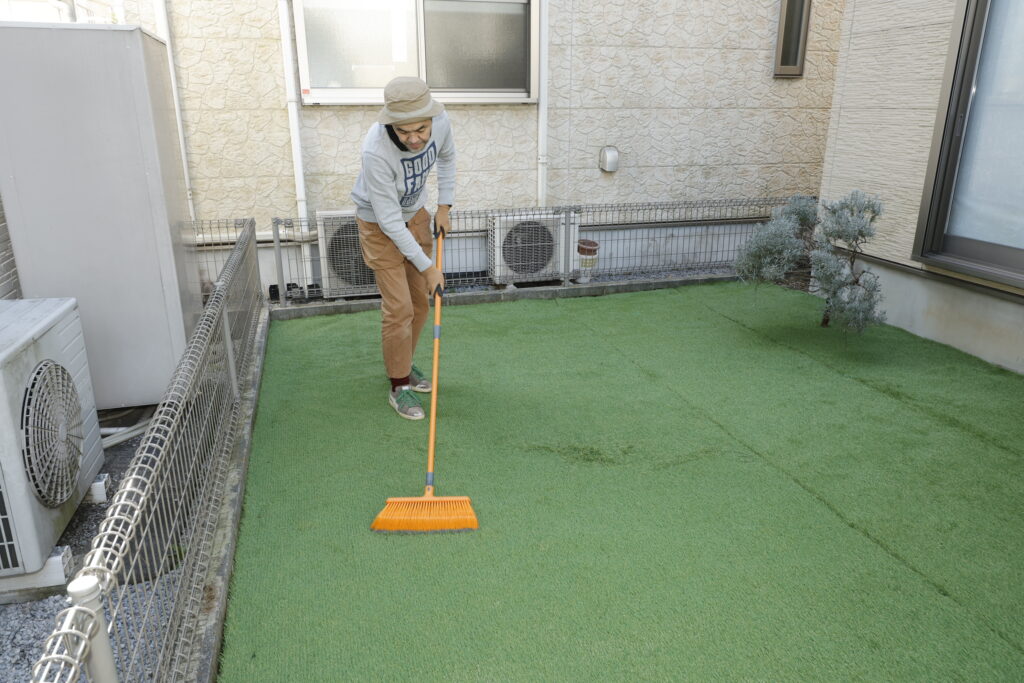 庭に人工芝を敷く