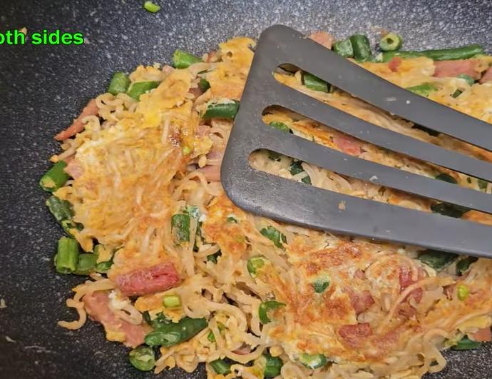 インスタントラーメンを使ったオムレツの作り方