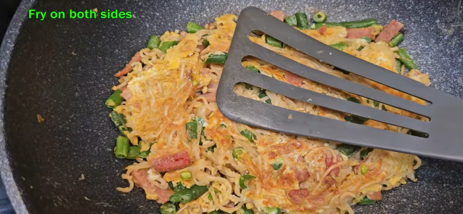 インスタントラーメンを使ったオムレツの作り方