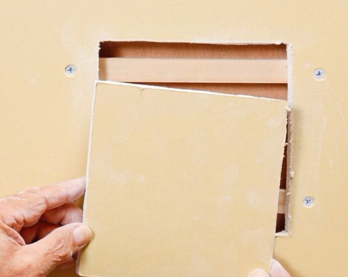 石こうボードを補修する｜壁に開いた大きな穴のDIY補修方法
