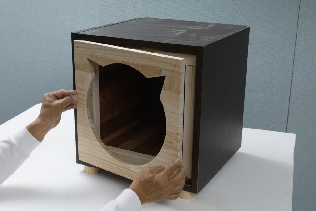 収納ボックスを猫ちゃんハウスにリメイク｜爪とぎタワー付きDIY家具