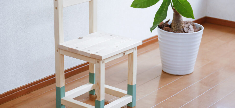 子供イスをDIY!ナチュラルな木の風合いとグリーンがかわいい手作り椅子