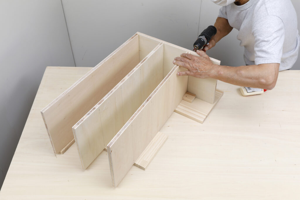 書類収納ラックをDIY!仕切り付きで整理しやすい収納棚