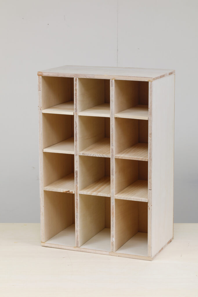 書類収納ラックをDIY!仕切り付きで整理しやすい収納棚