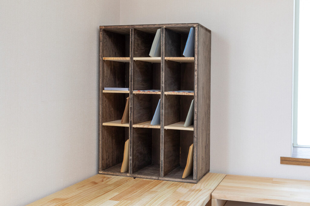 書類収納ラックをDIY!仕切り付きで整理しやすい収納棚